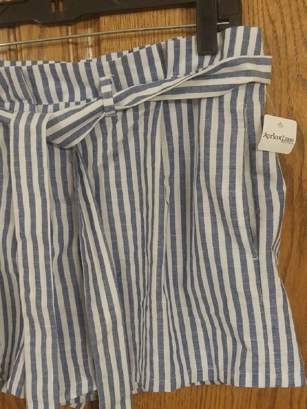 Love Tree NWT High-Waisted Paperbag Tie-Belt Shorts Size Large Blue White Stripe